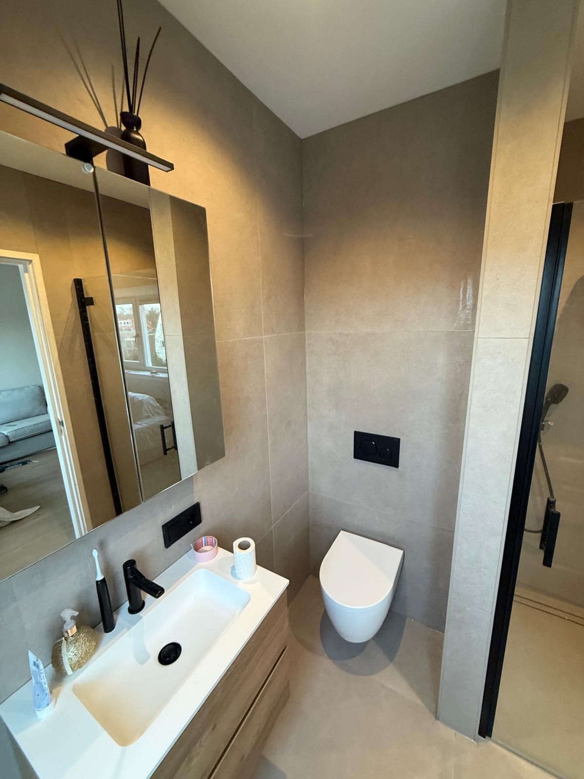 Badkamer met wastafelmeubel, zwevend toilet en inloopdouche