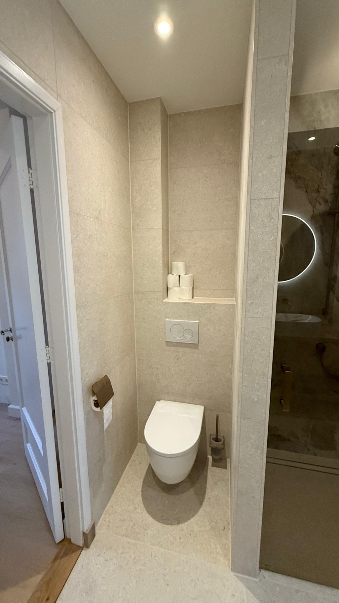 Zwevend toilet in nis, andere hoek van dezelfde badkamer